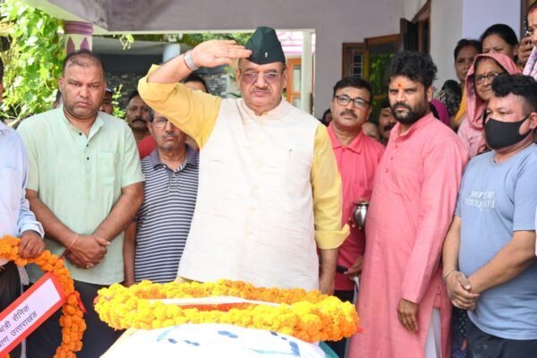 सैनिक कल्याण मंत्री गणेश जोशी ने परिवारजनों को ढांढस भी बंधाया और परिवार जनों को हरसंभव मदद का भरोसा भी दिलाया