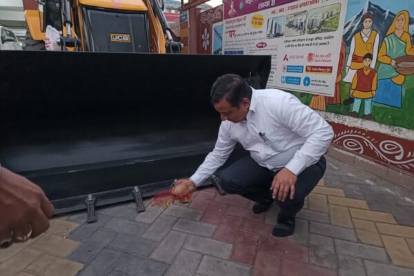 प्राधिकरण ने 37 लाख लागत से नई जेसीबी की क्रय, उपाध्यक्ष महोदय ने नारियल तोड़कर किया शुभारंभ