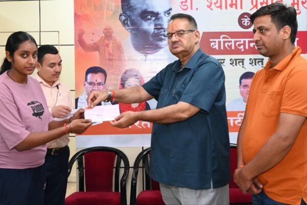 विवेक विहार के दो पीड़ित परिवारों को कैबिनेट मंत्री ने ₹11,500 की त्वरित सहायता राशि प्रदान की।