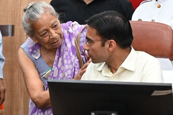 न्याय का डंडा चला, बेटे के खिलाफ आया फैसला; गिफ्ट डीड रद्द कर डीएम ने दिलाया बुजुर्ग दम्पति को आशियाना, बहाल की इंसानियत