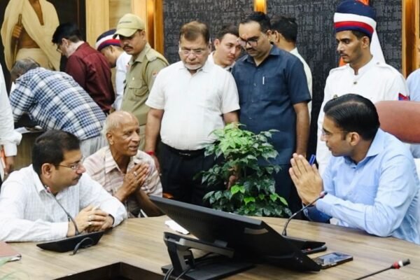 जनता दर्शन में स्वतंत्रता सेनानी के उत्तराधिकारी नवीनचंद जोशी ने कहा—”हमें सम्मान देने के लिए डीएम का धन्यवाद, पहली बार मिला इतना सहयोग”