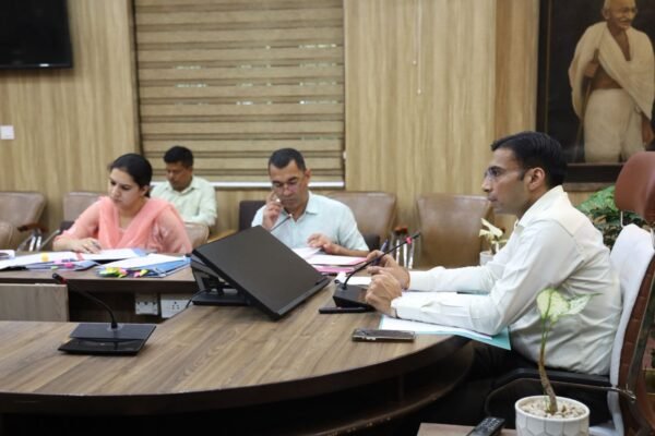देहरादून में लंबित वादों की स्थिति पर डीएम ने ली विस्तृत समीक्षा, प्रत्येक न्यायालय के अद्यावधिक आंकड़ों का प्रस्तुतिकरण कराए जाने के निर्देश